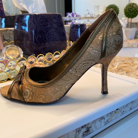 EUC Spring golds fabric open toe w/ bow heels 38/7.5 - Picture 1 of 10